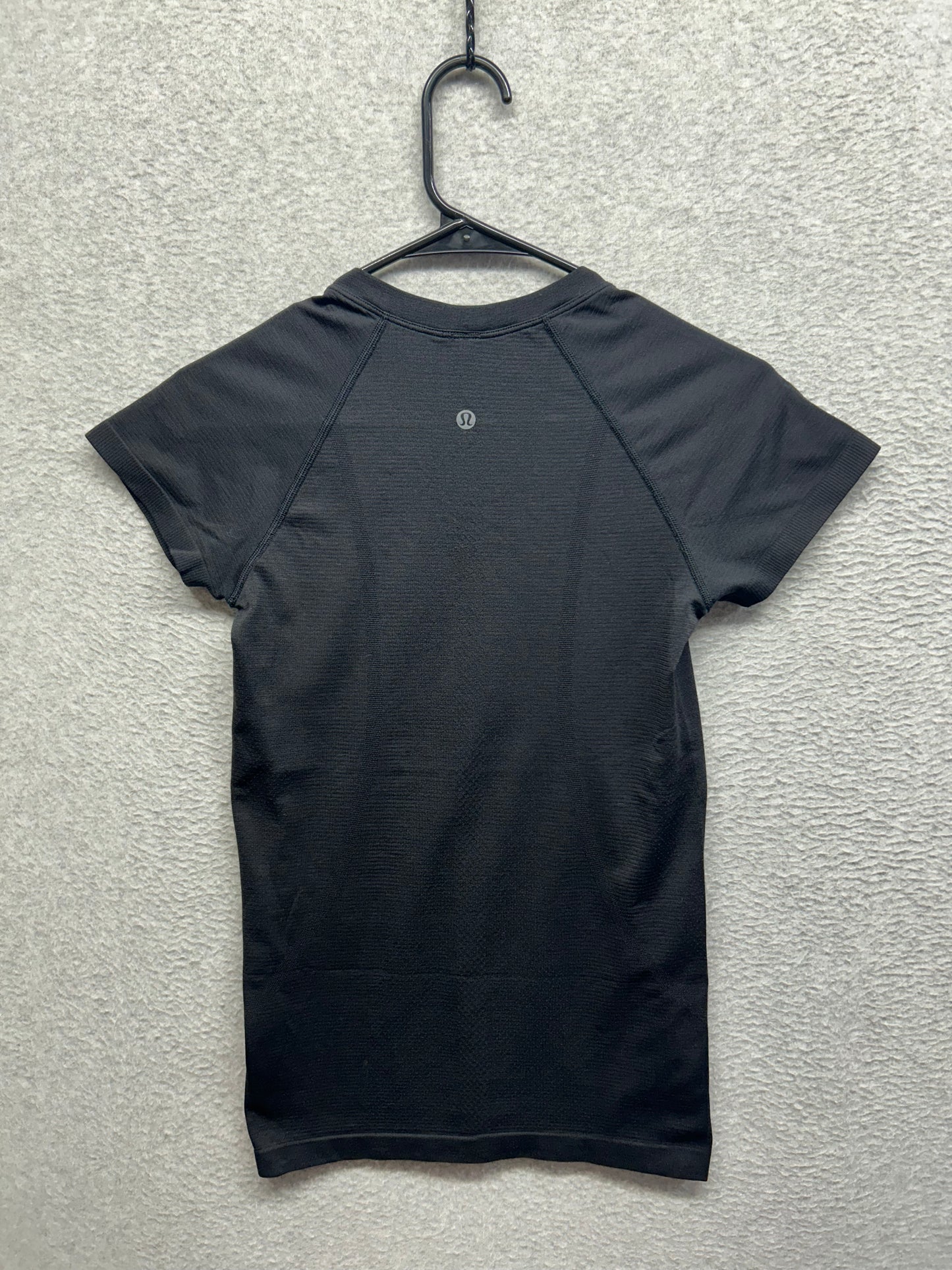 Lululemon Swiftly Tech Short Sleeve 2.0 Size 4 Black