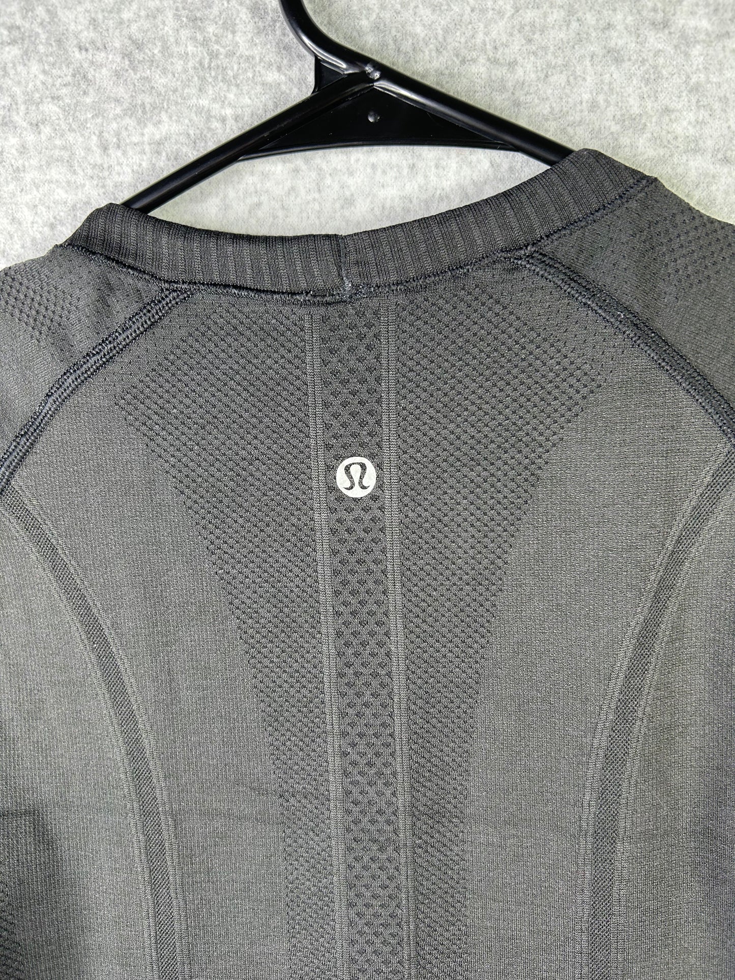 Lululemon Swiftly Tech Short Sleeve Crew Size 4 Black