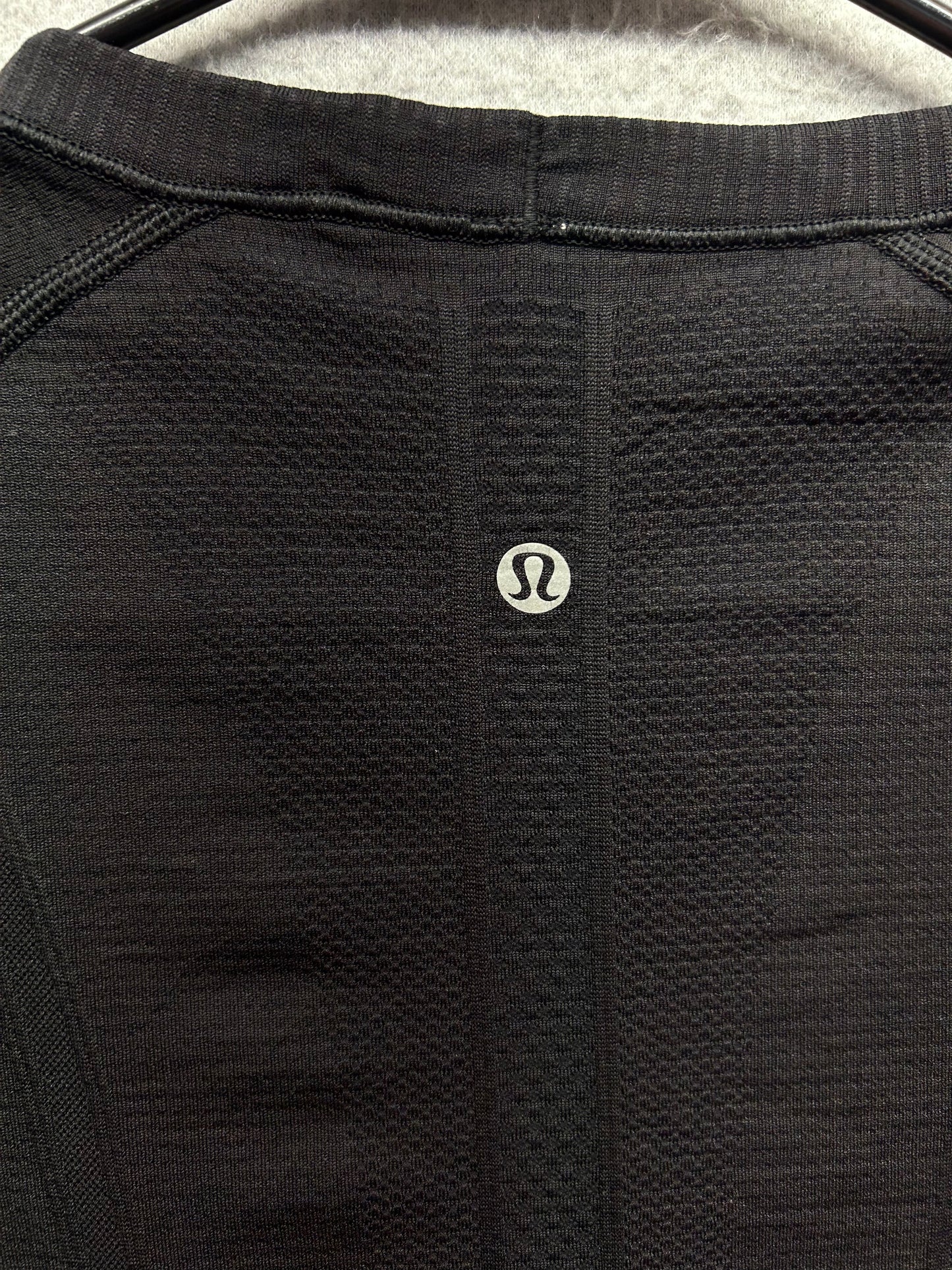 Lululemon Swiftly Tech Short Sleeve Crew Size 6 Black Gray Ombre