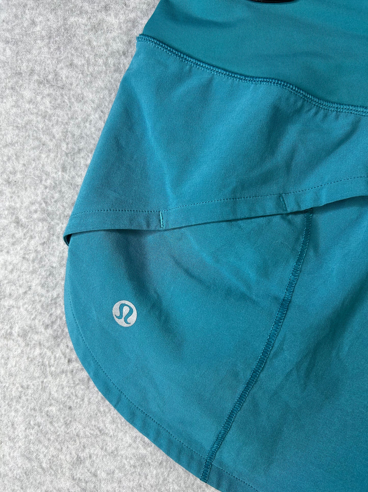 Lululemon Speed Up Short 2.5" Size 4 Green Jasper