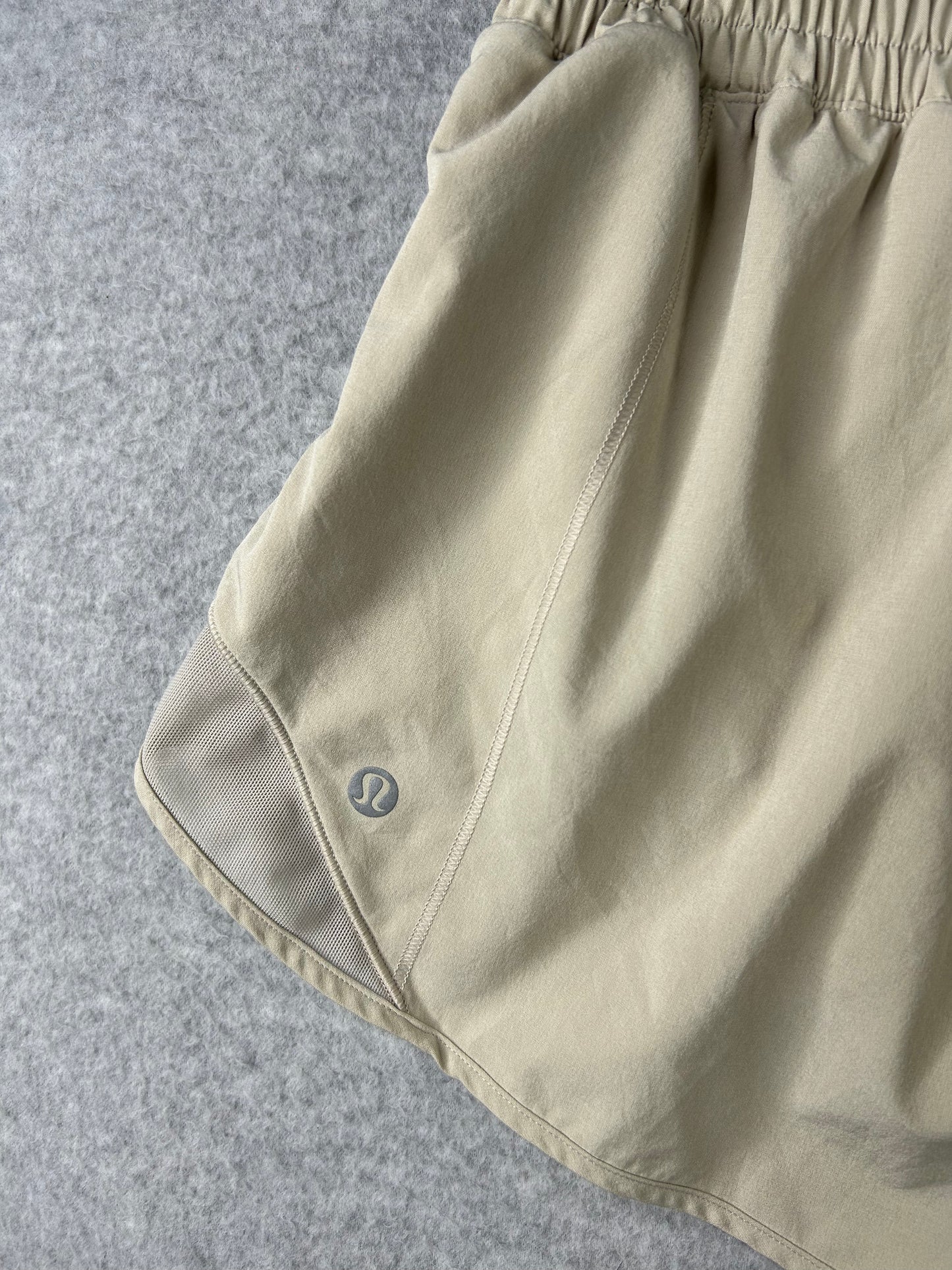 Lululemon Hotty Hot High-Rise Lined Short 2.5" Size 10 Sheer Oak (Square Dot)
