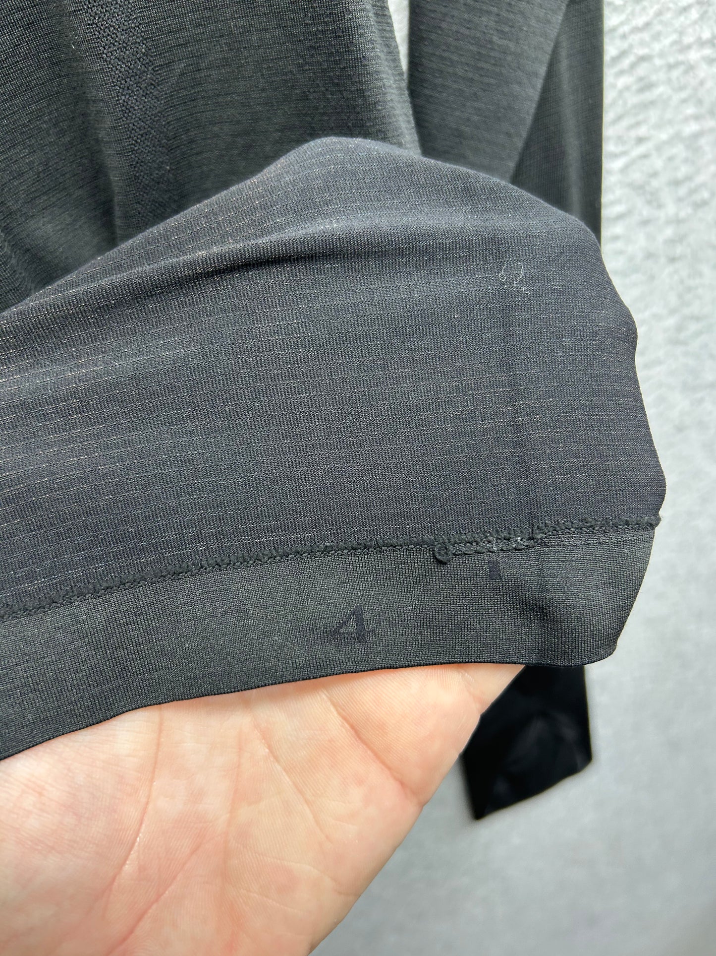 Lululemon Swiftly Speed Turtleneck Size 4 Black