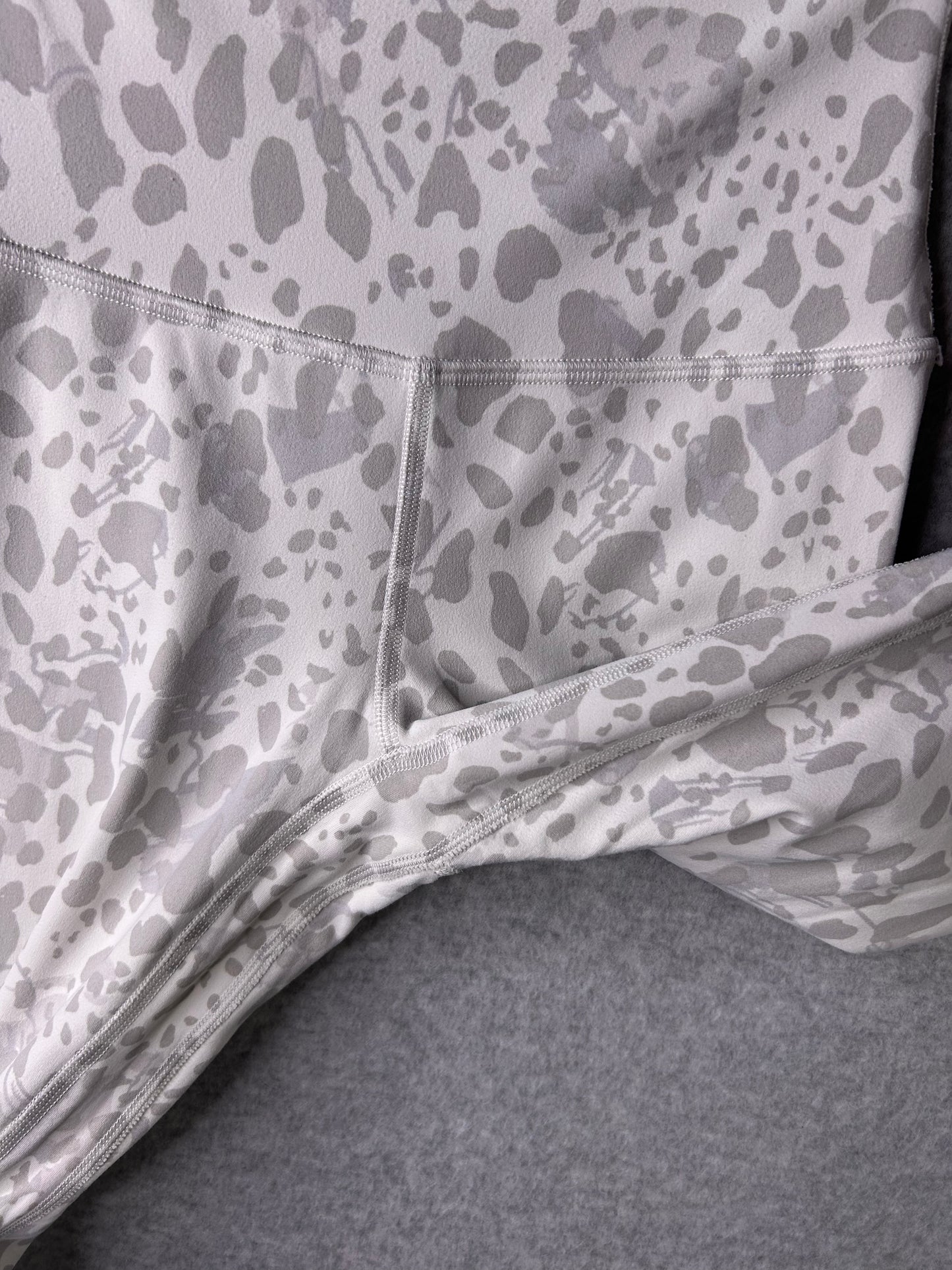 Lululemon Align High-Rise Crop 20" Size 2 Cheetah Camo Antique White Multi