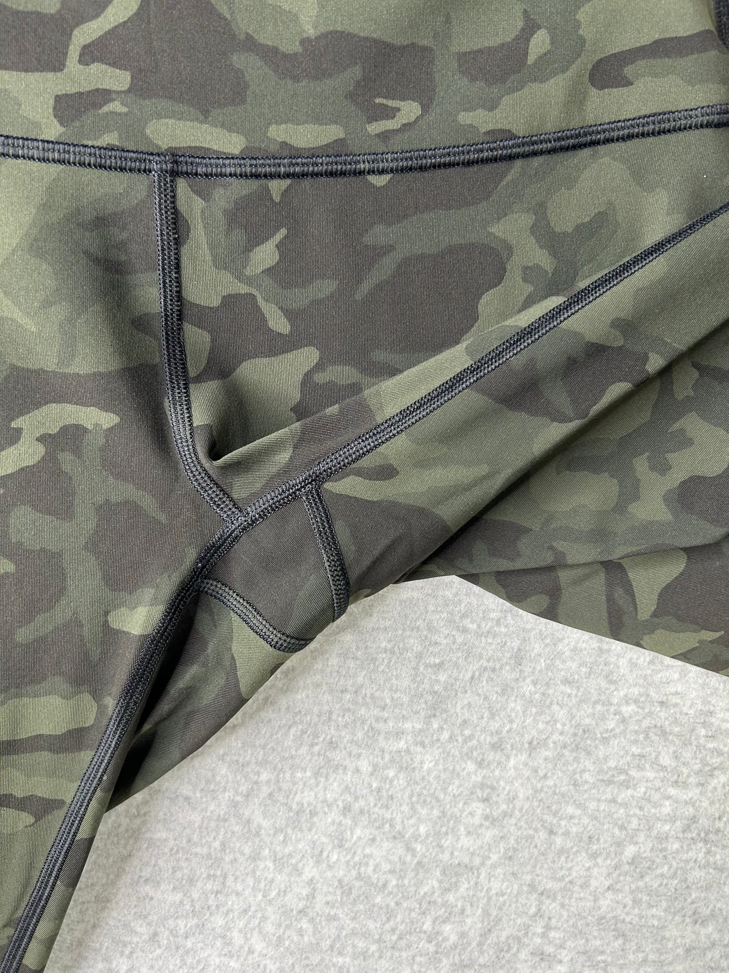 Lululemon Wunder Under High-Rise Tight 28" Full-On Luxtreme Size 6 Incognito Camo Multi Gator Green