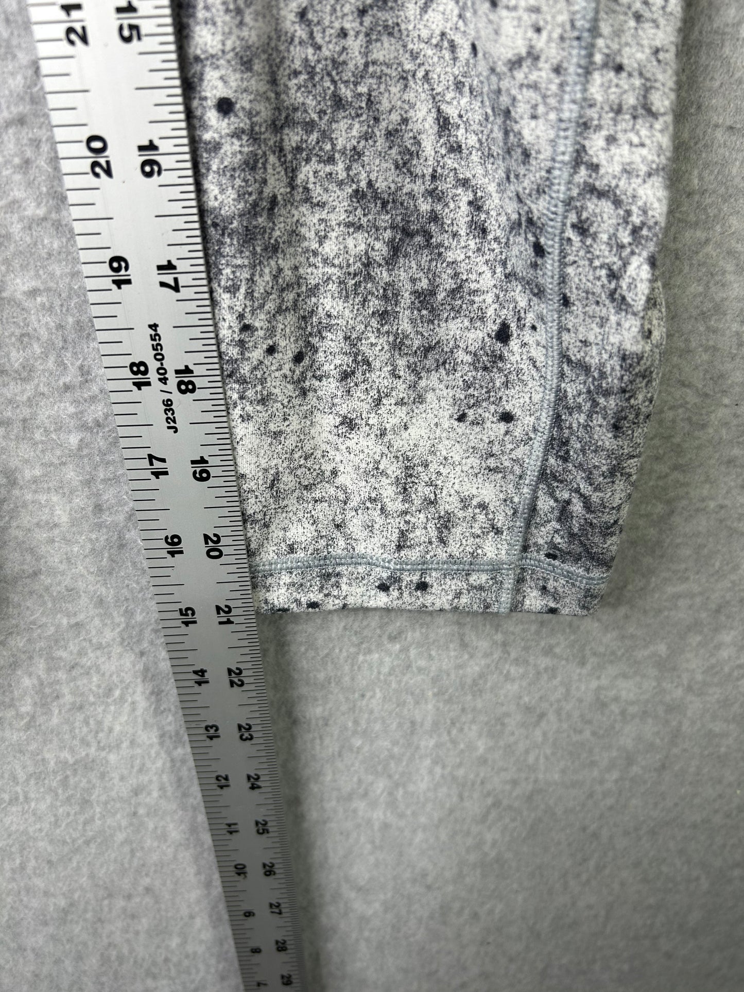 Lululemon Speed Up Crop 21" Size 6 Antiqued Alpine White Multi