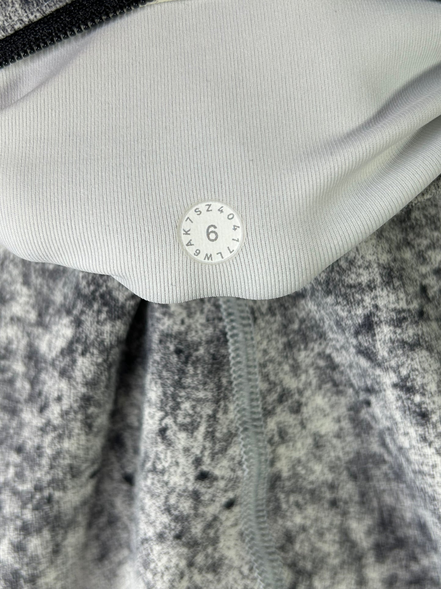 Lululemon Speed Up Crop 21" Size 6 Antiqued Alpine White Multi