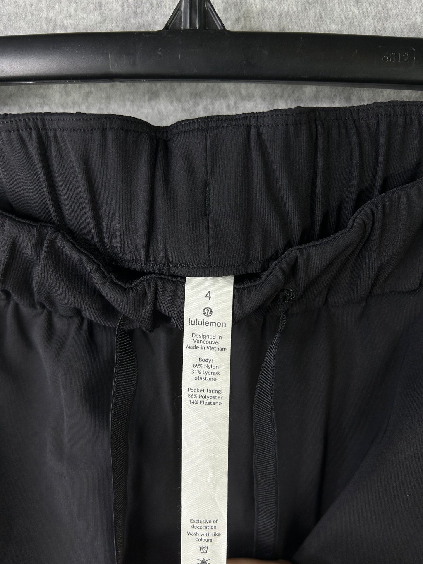 Lululemon On The Fly Crop 24" Size 4 Black