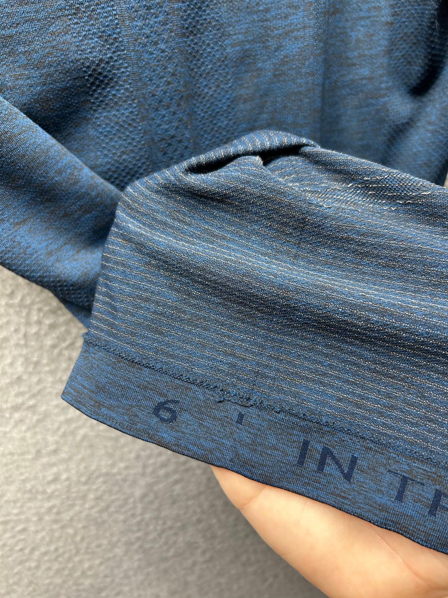 Lululemon Swiftly Tech Long Sleeve Crew Size 6 Black / Sapphire Blue