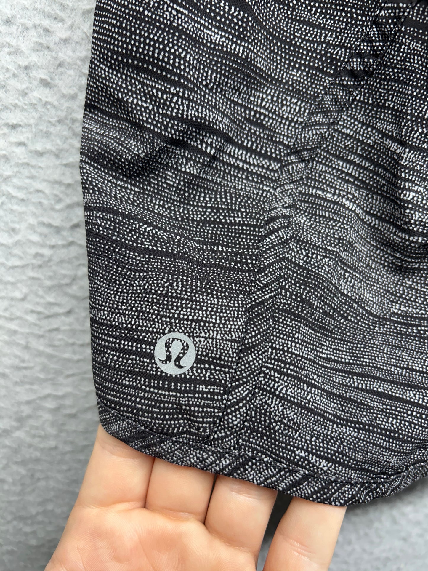 Lululemon Tracker Short IV Size 4 Bit Point Ice Grey Black