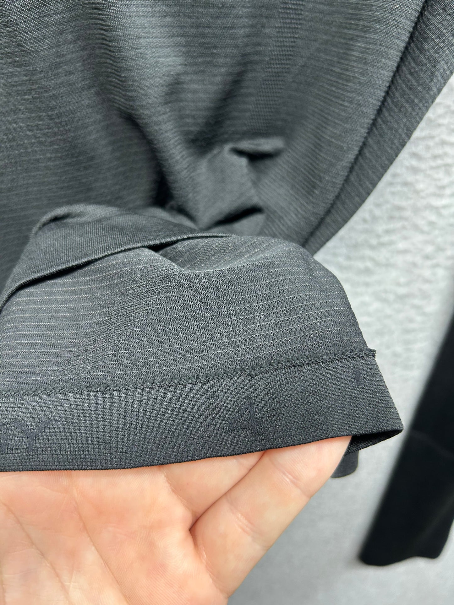 Lululemon Swiftly Tech Long-Sleeve Shirt 2.0 Waist Length Size 4 Black