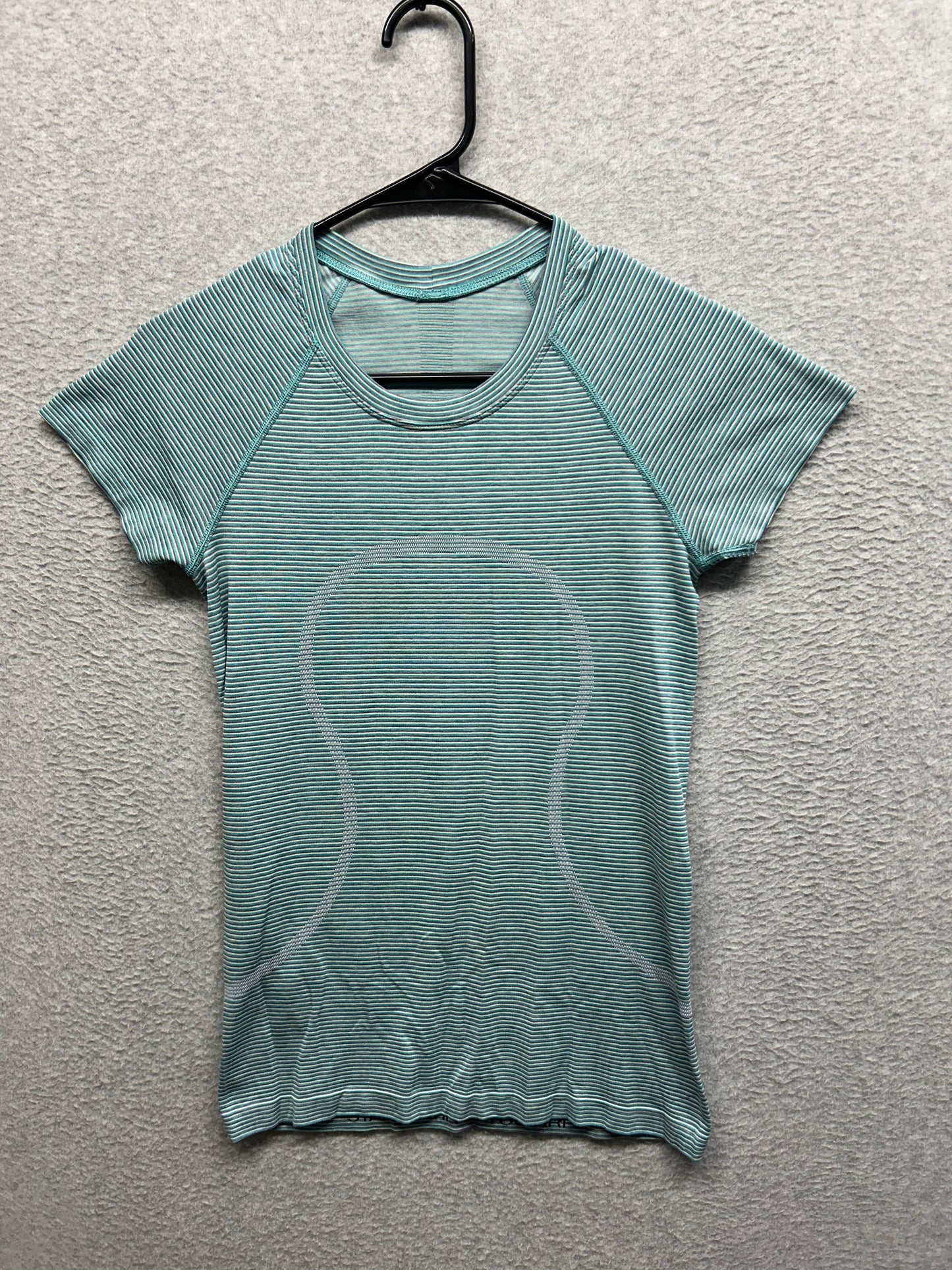 Lululemon Swiftly Tech Short-Sleeve Shirt 2.0 Hip Length Size 6 Spandex Stripe Sea Water