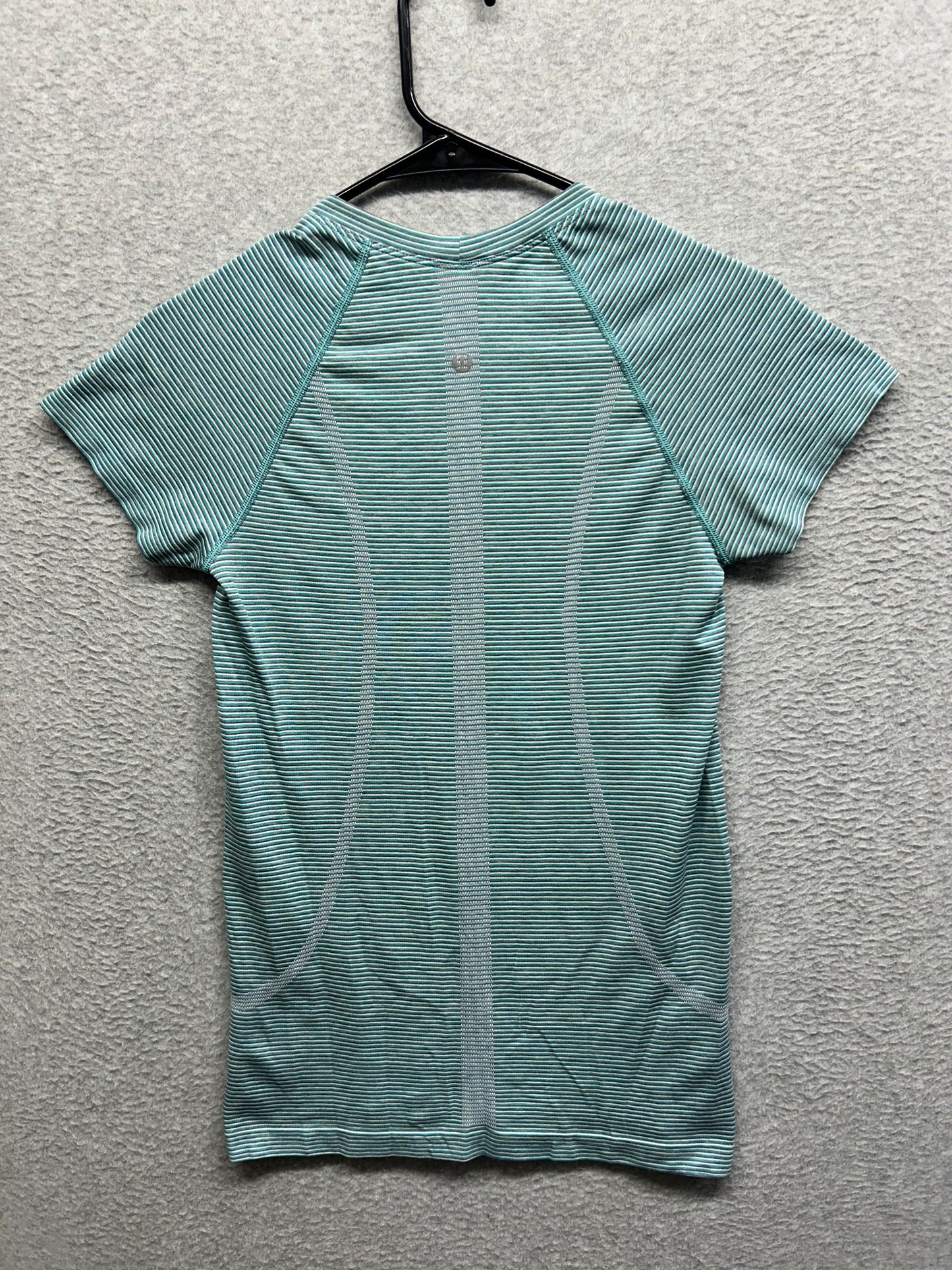 Lululemon Swiftly Tech Short-Sleeve Shirt 2.0 Hip Length Size 6 Spandex Stripe Sea Water