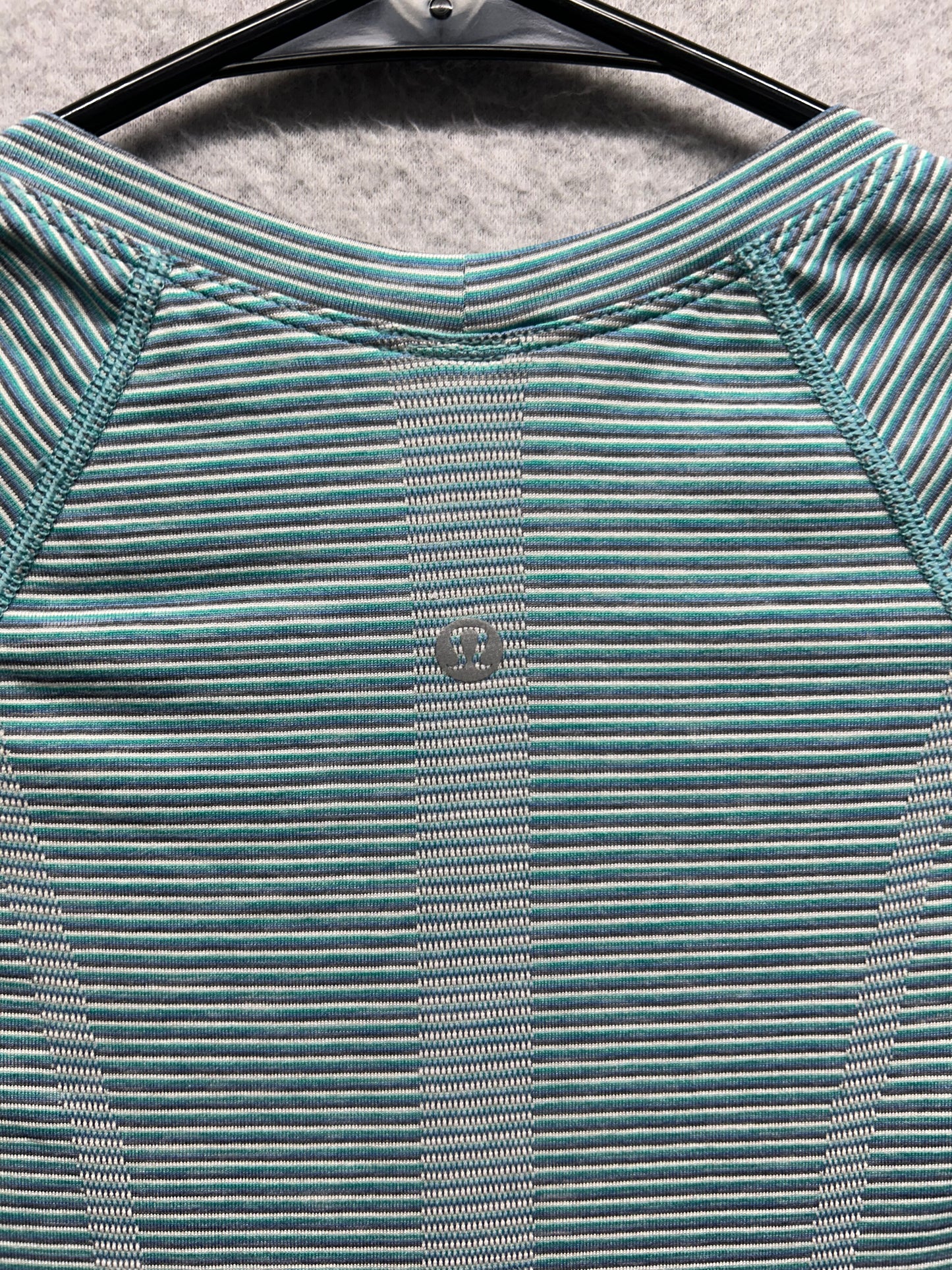 Lululemon Swiftly Tech Short-Sleeve Shirt 2.0 Hip Length Size 6 Spandex Stripe Sea Water
