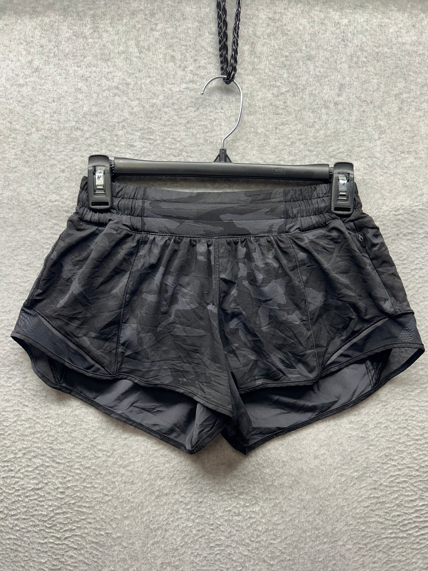 Lululemon Hotty Hot Short II 2.5" Size 6 Reg Incognito Camo Multi Gator Green / Black
