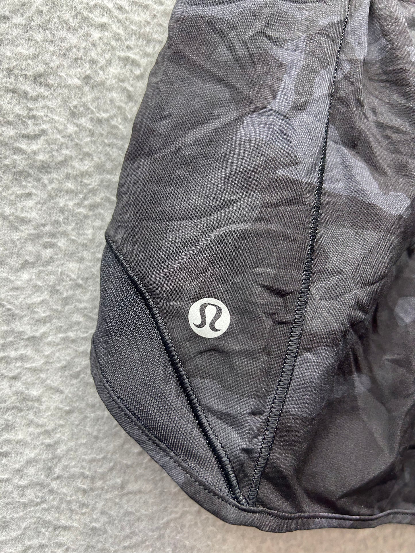 Lululemon Hotty Hot Short II 2.5" Size 6 Reg Incognito Camo Multi Gator Green / Black