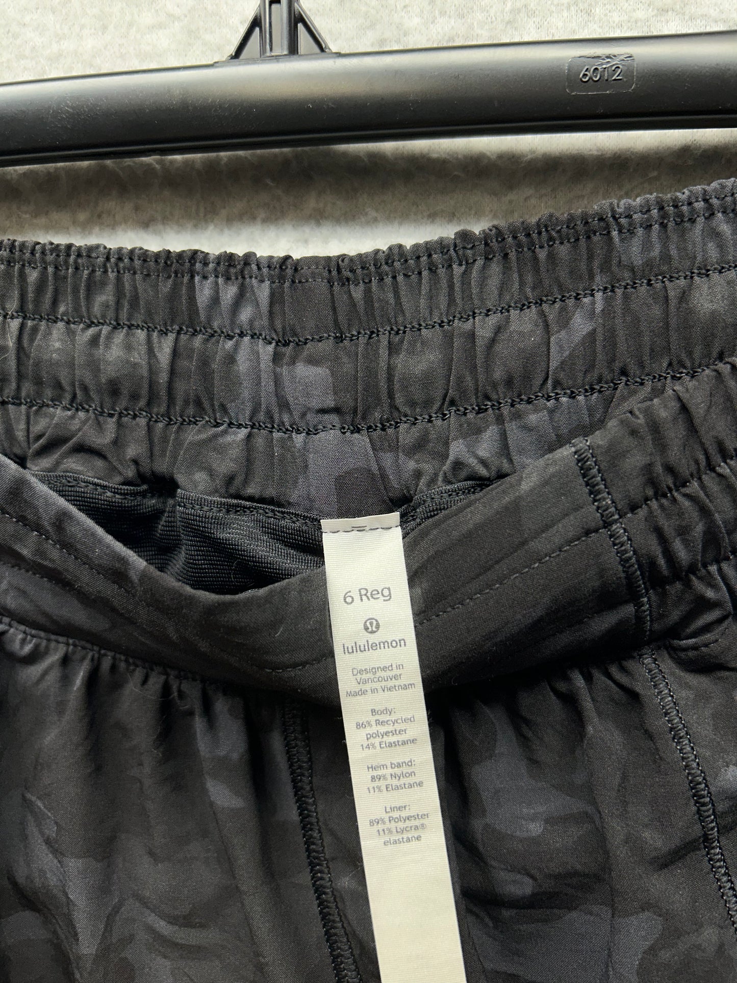 Lululemon Hotty Hot Short II 2.5" Size 6 Reg Incognito Camo Multi Gator Green / Black