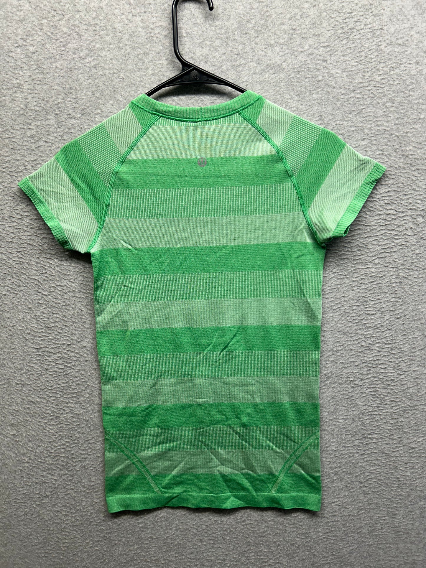 Lululemon Run: Swiftly Tech Short Sleeve Size 6 Heathered Green Bean