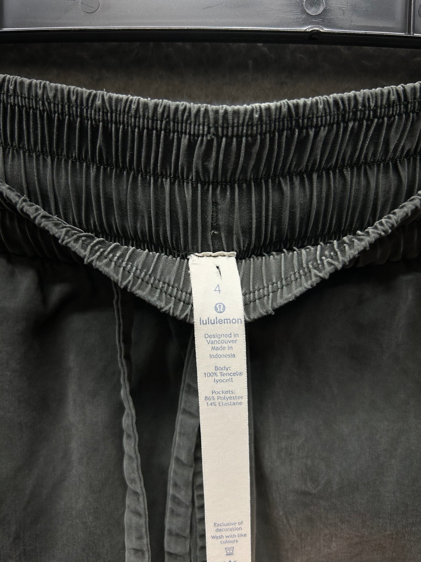 Lululemon Move Lightly Short 5.5" Size 4 Evergreen