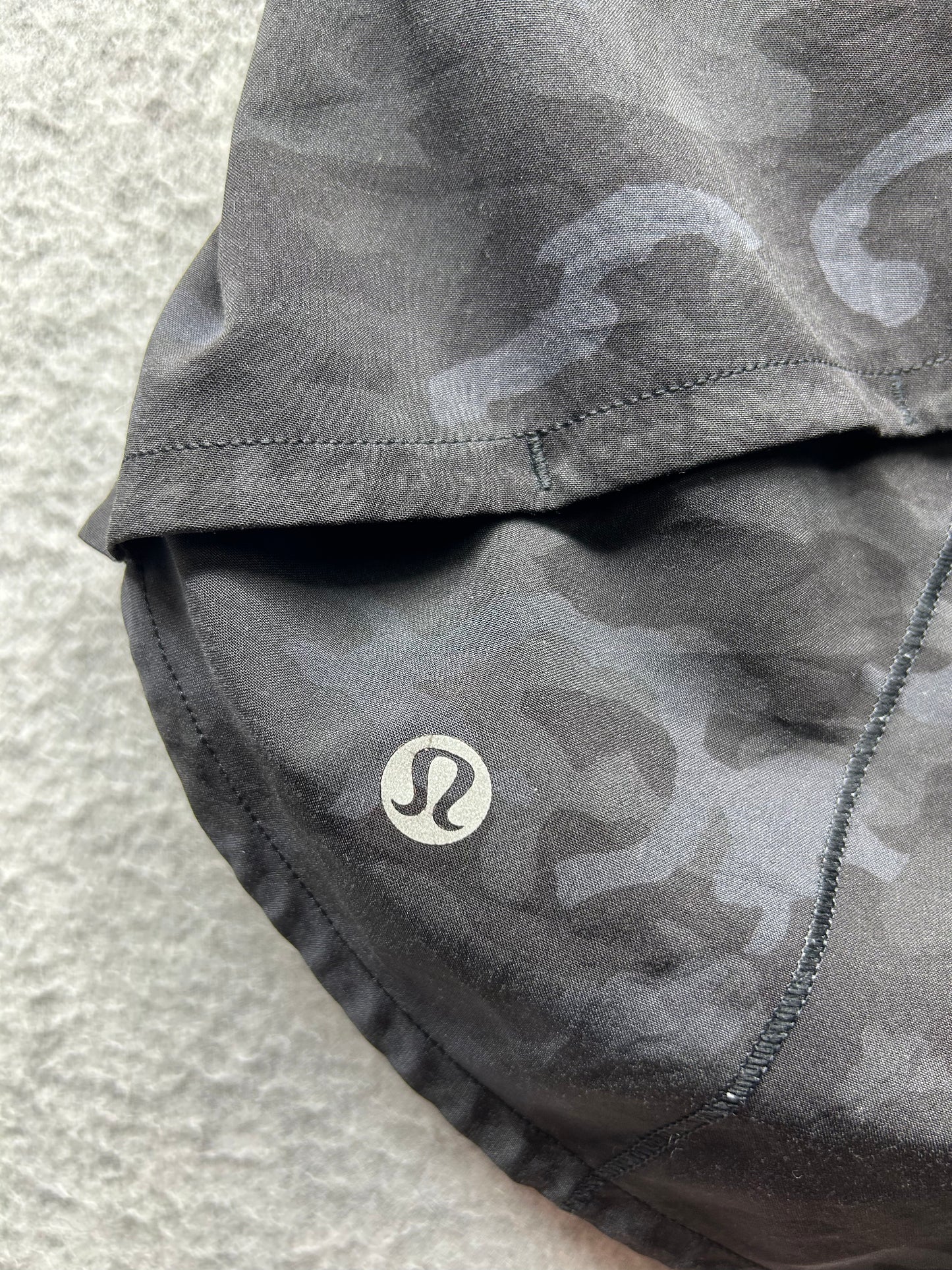 Lululemon Speed Up Short 2.5" Size 4 Incognito Camo Multi Grey / Black