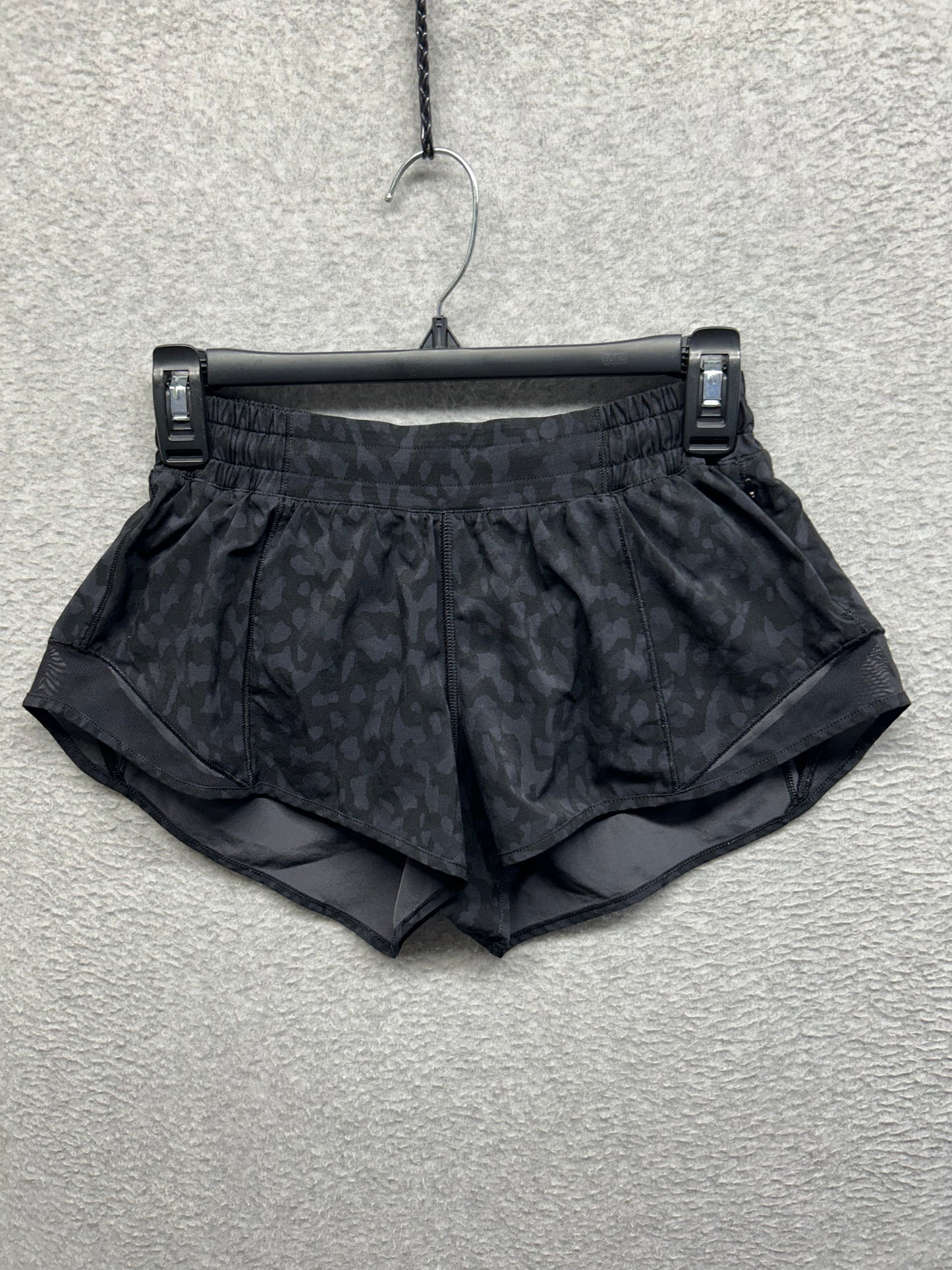 Lululemon Hotty Hot Short II 2.5" Size 6 Formation Camo Deep Coal Multi