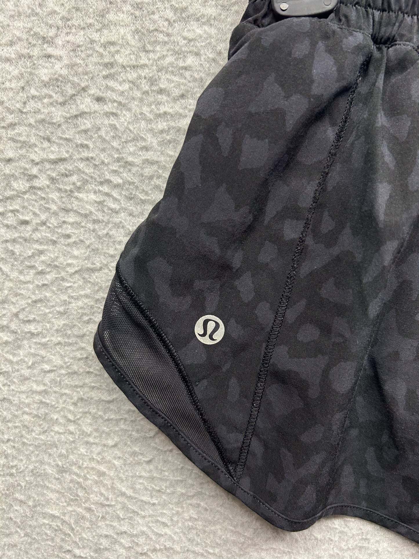 Lululemon Hotty Hot Short II 2.5" Size 6 Formation Camo Deep Coal Multi