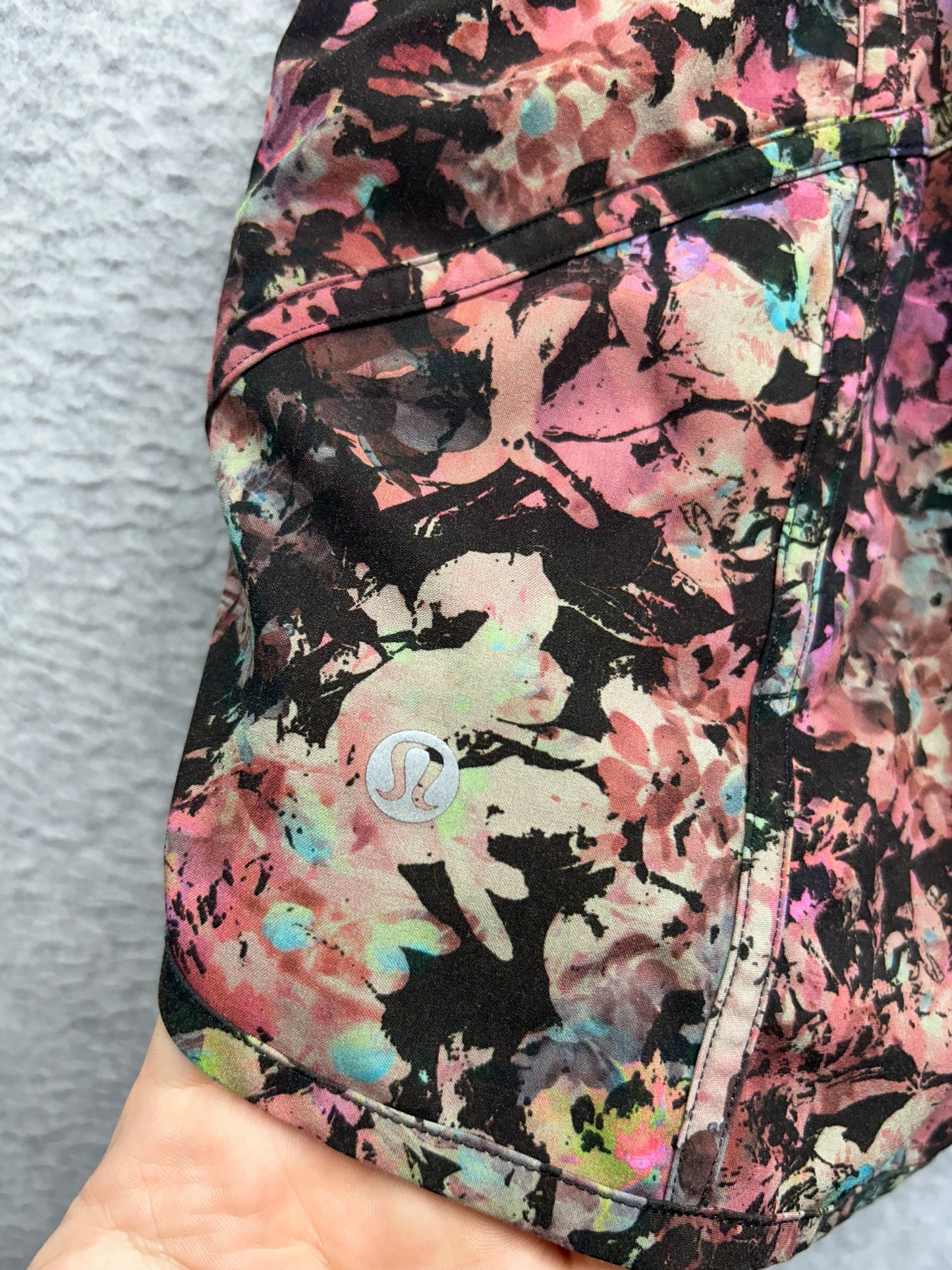 Lululemon Tracker Low-Rise Lined Short 4" Size 6 Stencil Blossom Red Multi