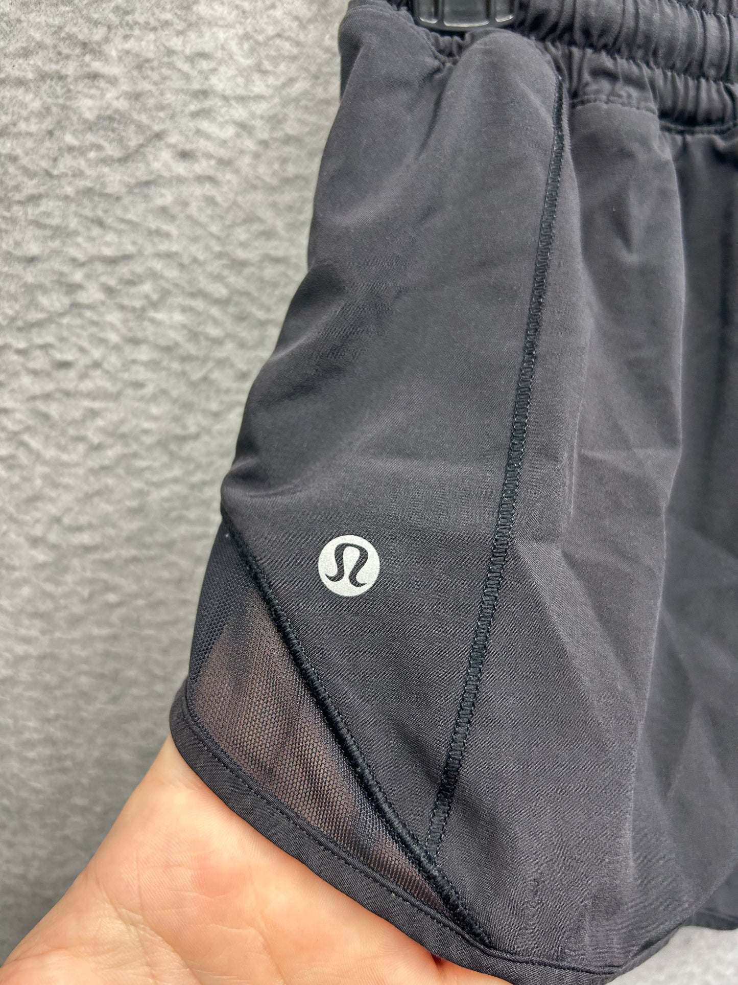 Lululemon Hotty Hot Short II 2.5" Size 6 Black
