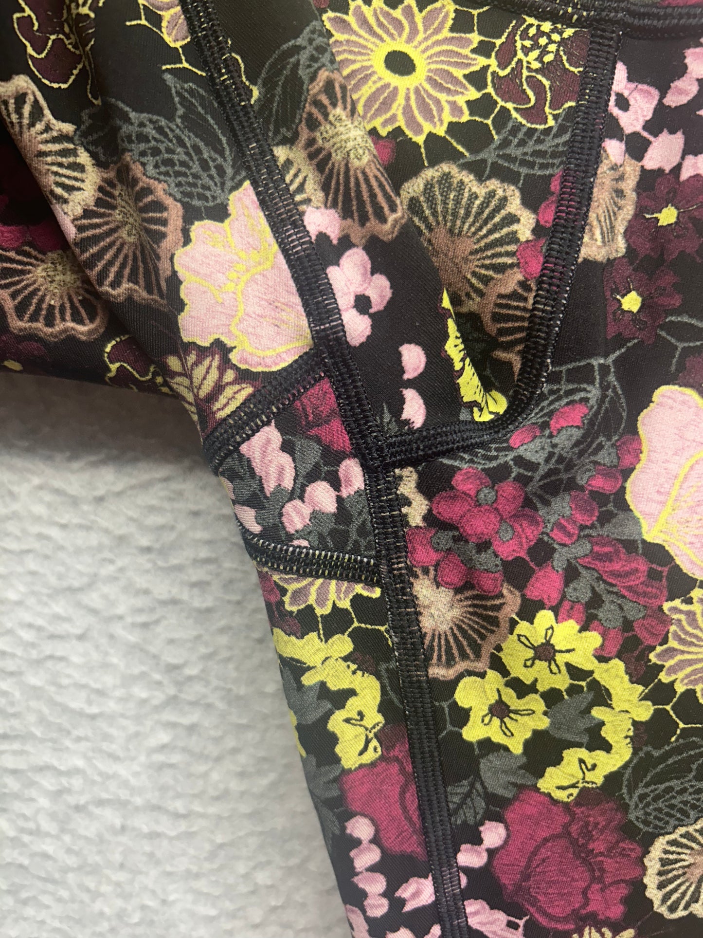 Lululemon Wunder Under Crop Hi-Rise 21" Size 8 Fluorolace Multi