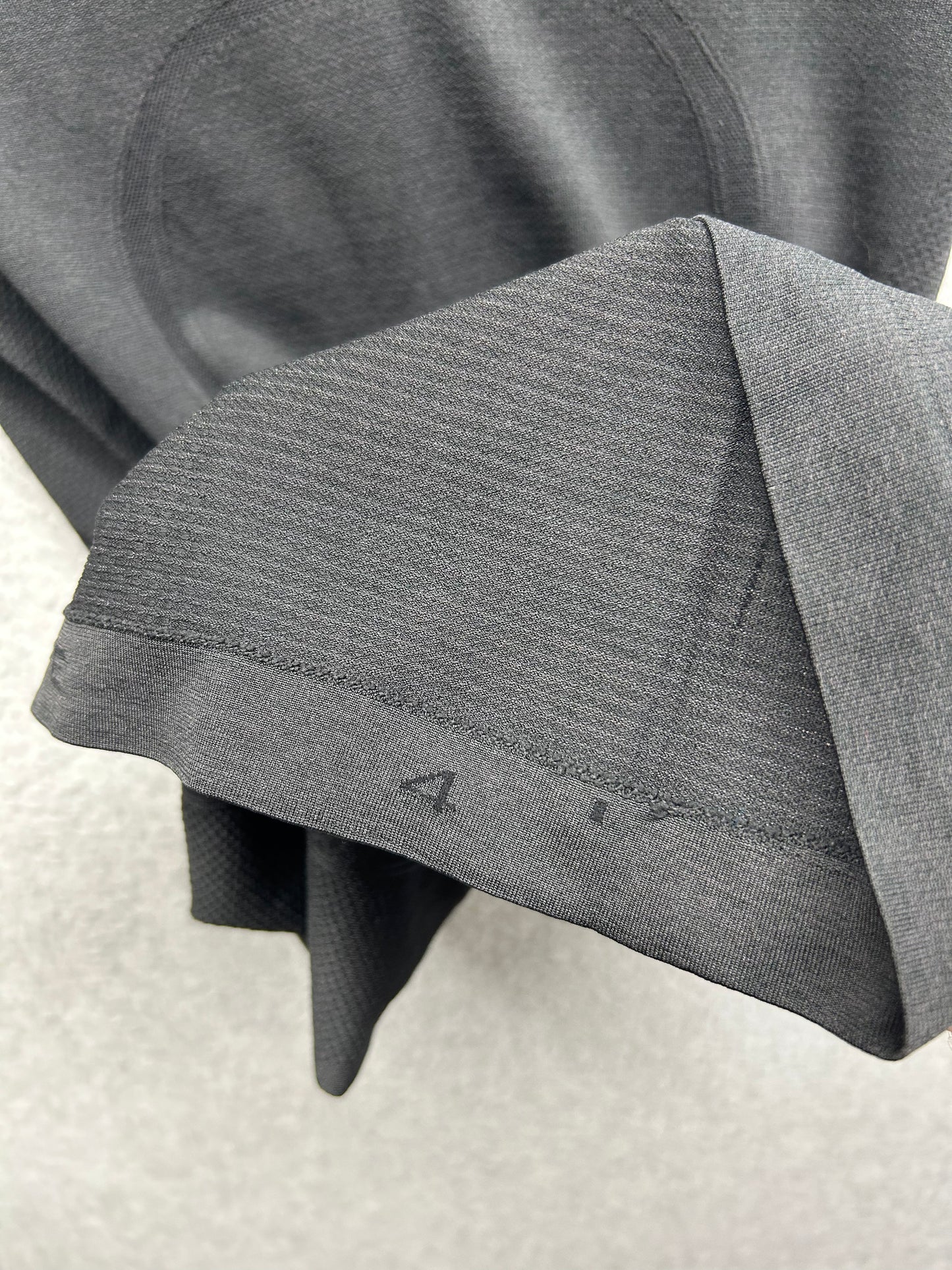 Lululemon Swiftly Tech Short Sleeve Crew Size 4 Black