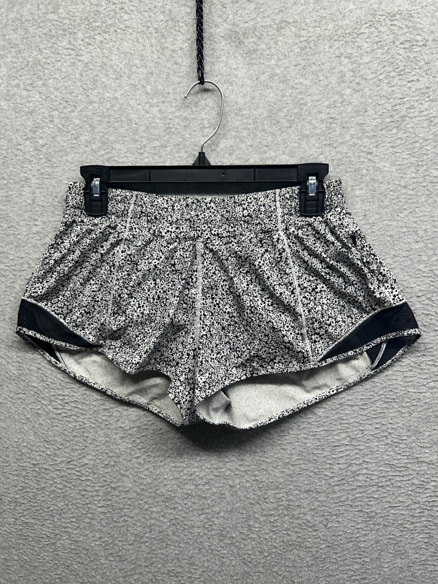 Lululemon Hotty Hot Short II 2.5" Size 8 Ditsy Daisy White Black