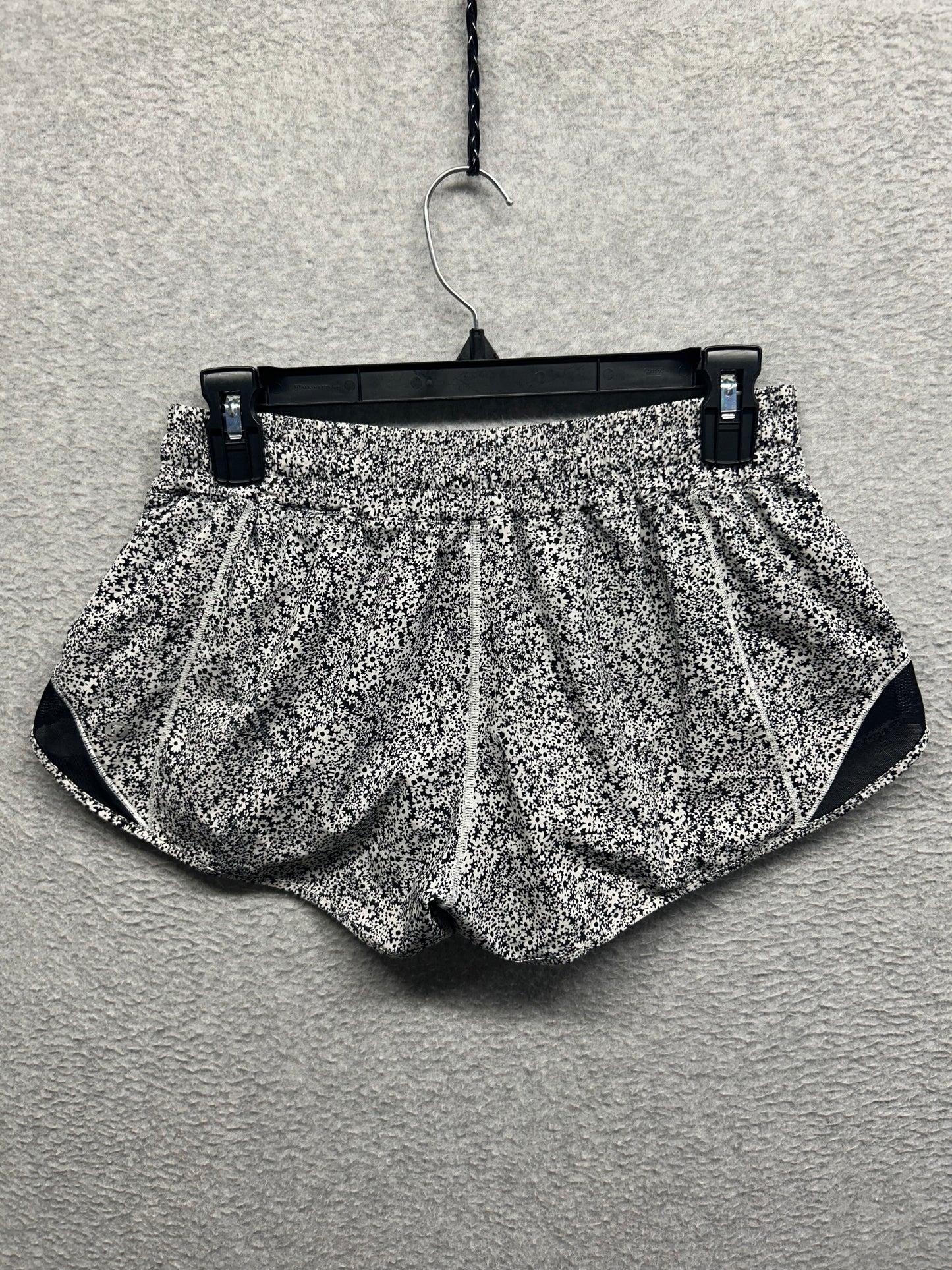 Lululemon Hotty Hot Short II 2.5" Size 8 Ditsy Daisy White Black