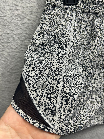 Lululemon Hotty Hot Short II 2.5" Size 8 Ditsy Daisy White Black