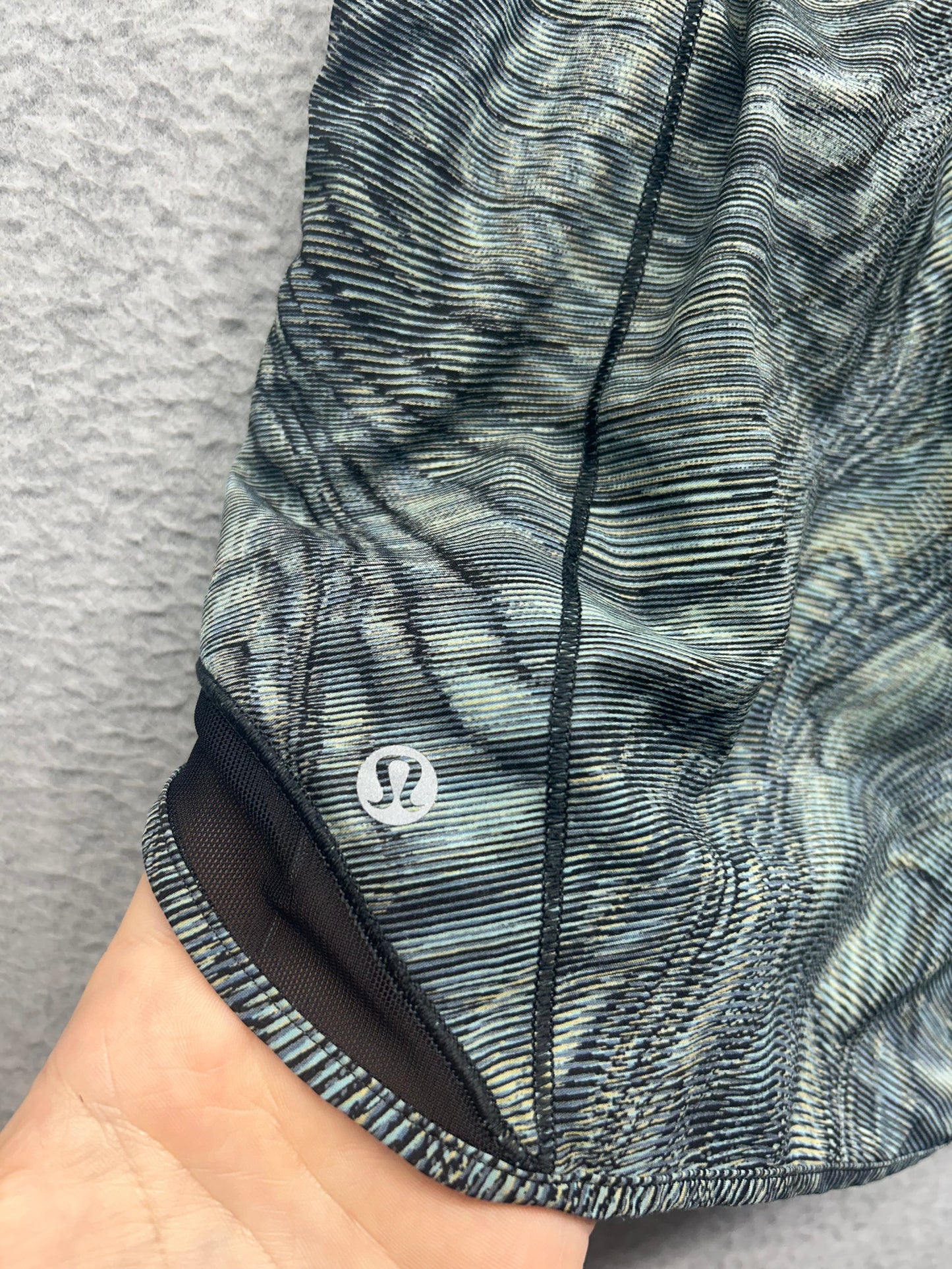 Lululemon Hotty Hot Low Rise Short 4" Size 8 Dimensional Icing Blue Multi