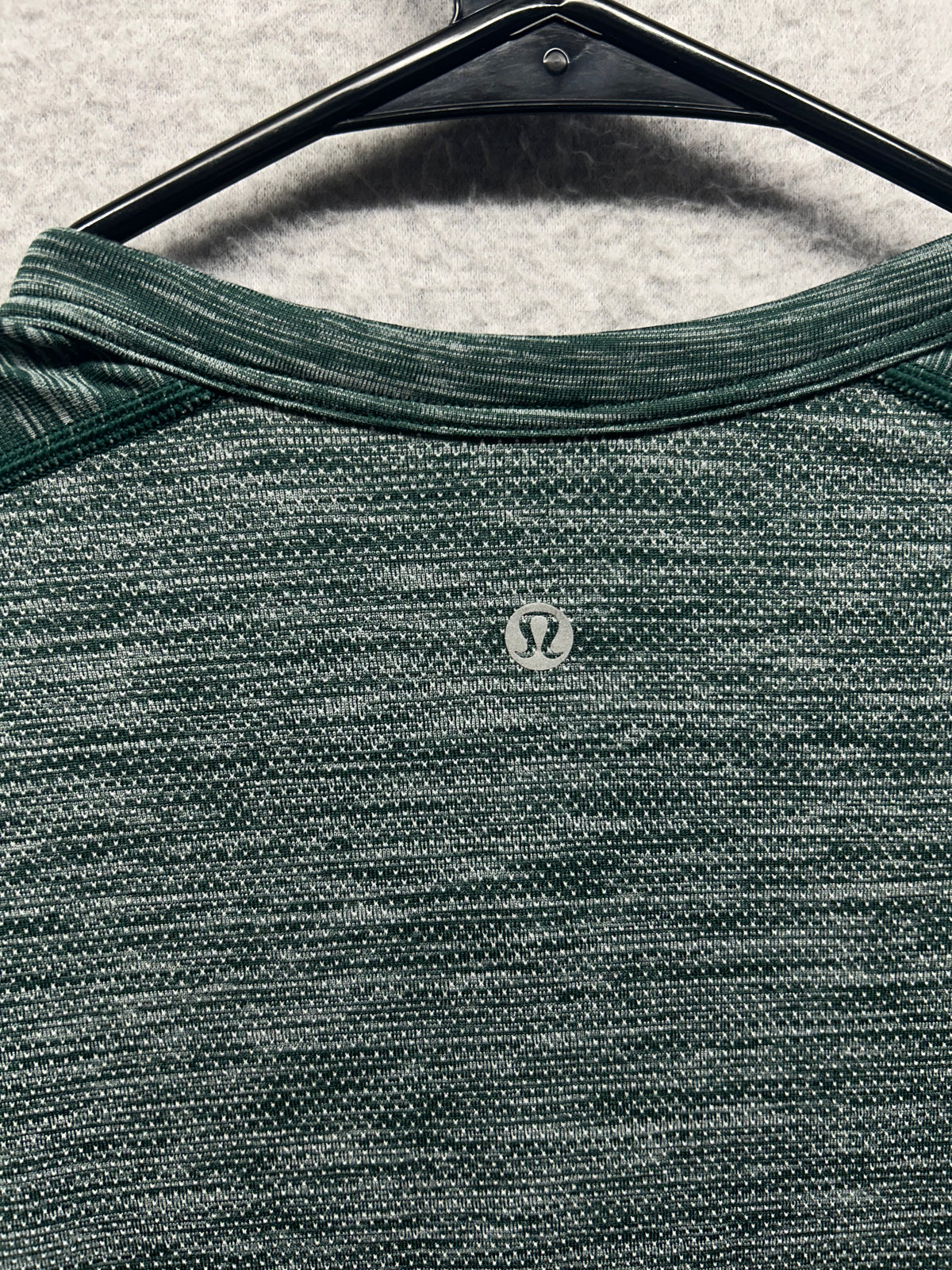 Lululemon Metal Vent Tech Long Sleeve Shirt Henley Mens Size Medium Green