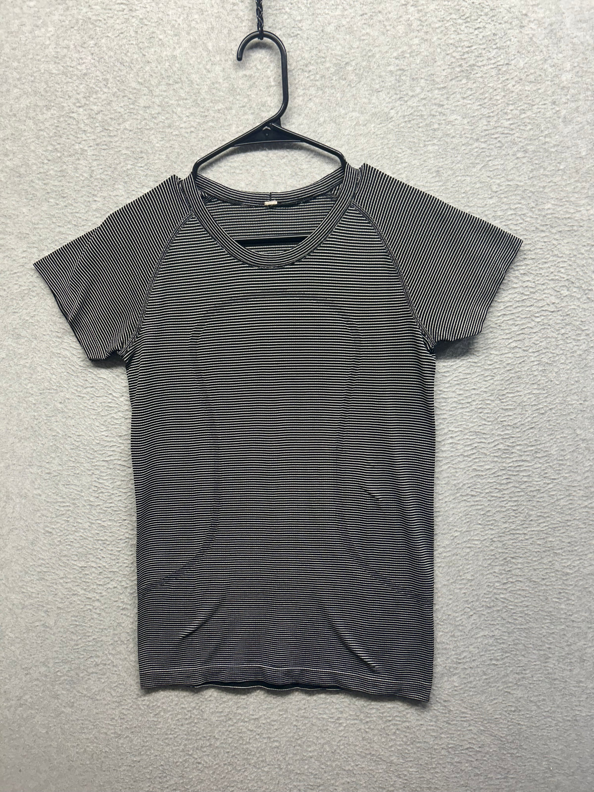 Lululemon Swiftly Tech Short Sleeve Shirt 2.0 Size 8 Gray Black Striped