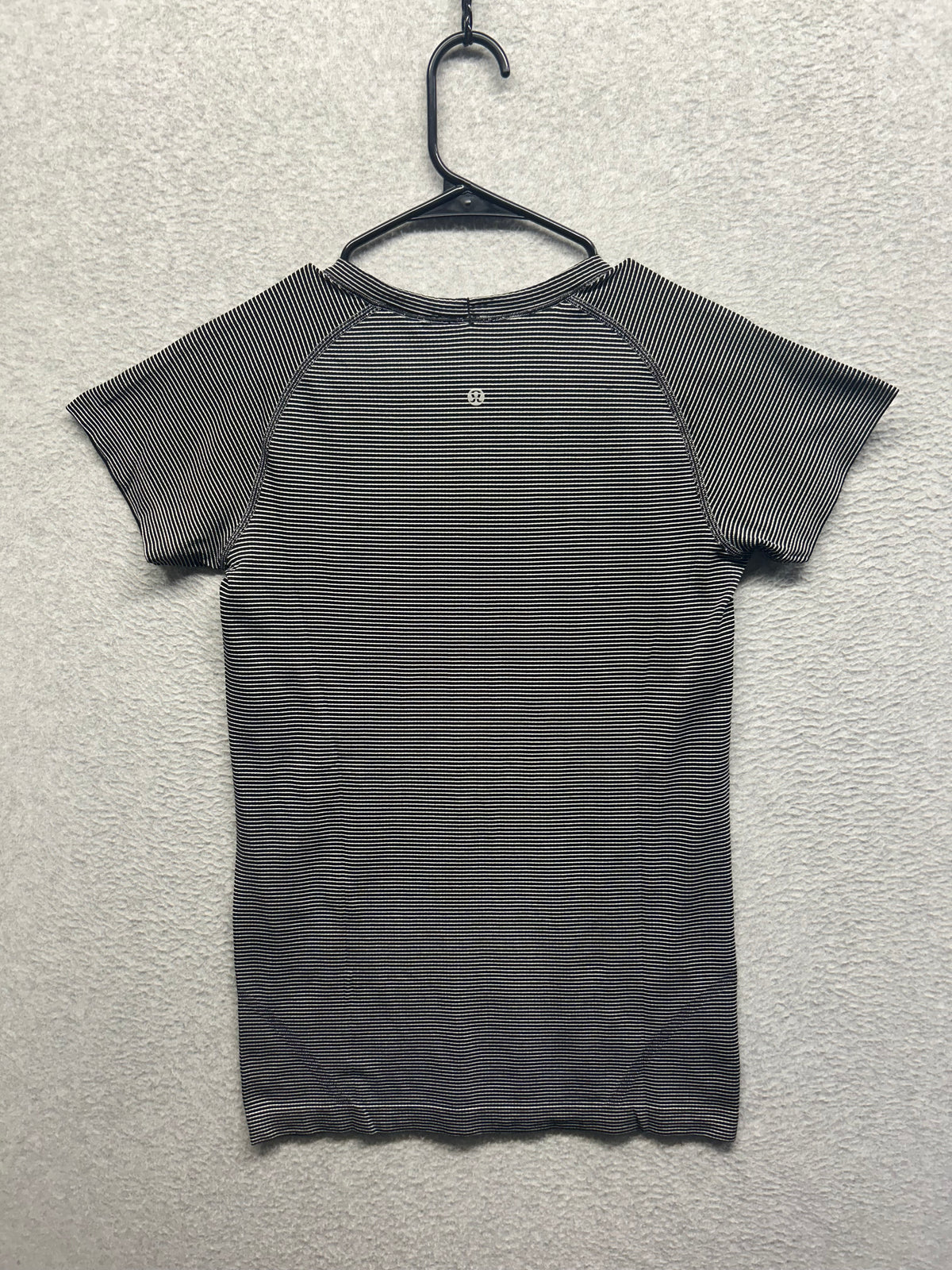 Lululemon Swiftly Tech Short Sleeve Shirt 2.0 Size 8 Gray Black Striped