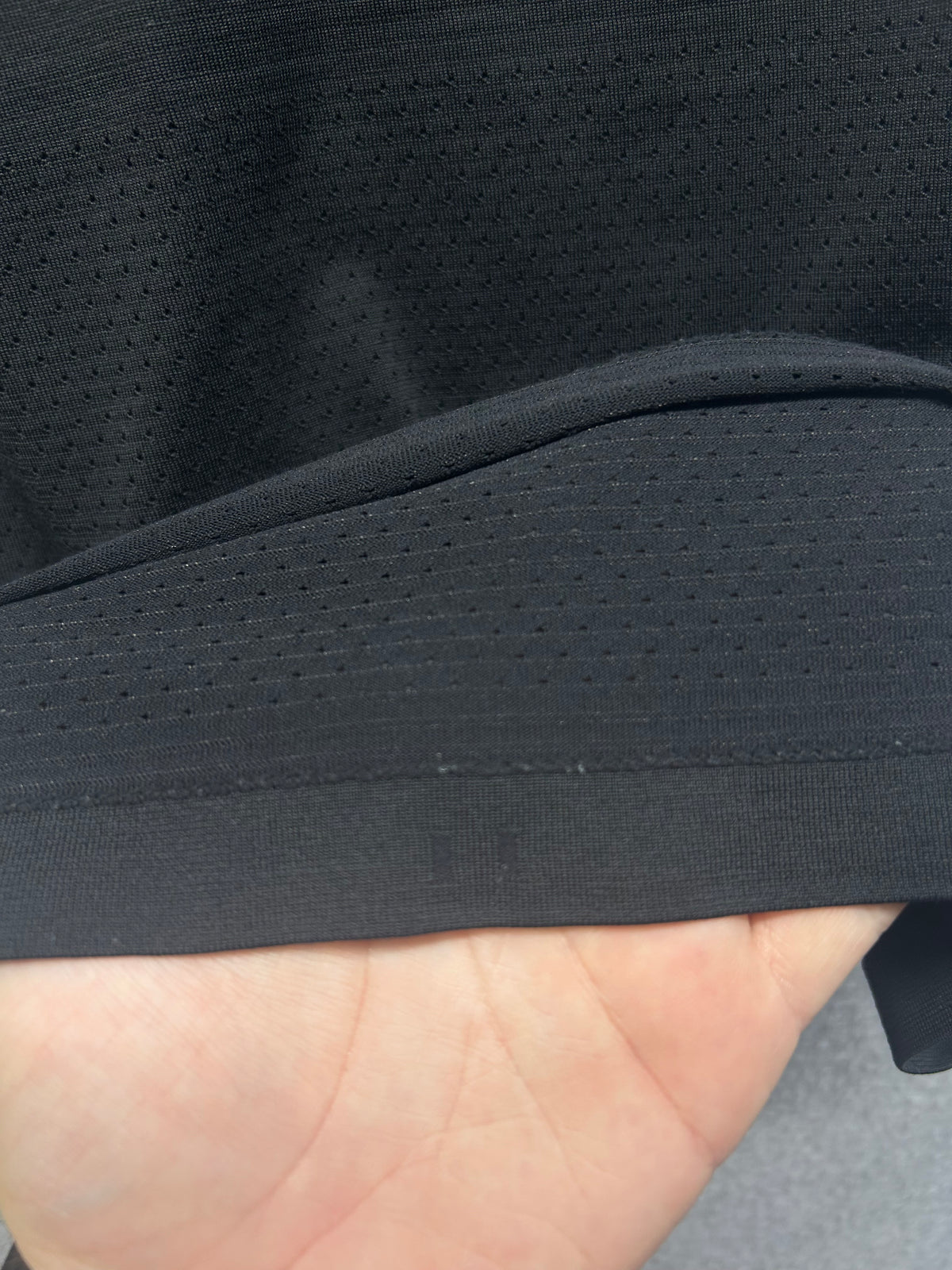 Lululemon Breeze By Cropped Tank Spellout Size 6 Black
