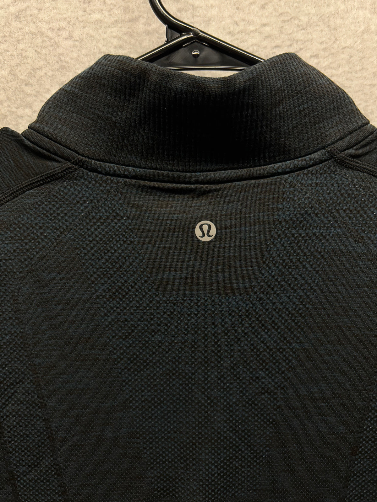 Lululemon Metal Vent Tech 1/2 Zip Size large Mineral Blue
